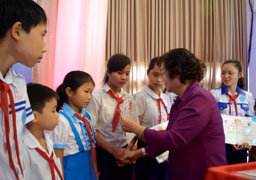 Bà Trương Mỹ Hoa - Nguyên Phó Chủ tịch nước Cộng hòa xã hội Chủ nghĩa Việt Nam trao học bổng cho các em học sinh nghèo tỉnh Phú Yên